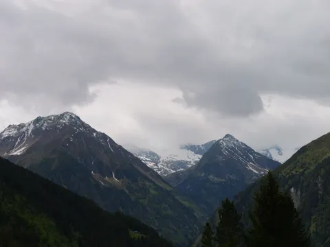 Verschneiter Berggipfel 4K Hintergrundbild · mountains · 3840×2883