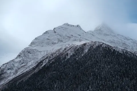 Papel de parede Pico nevado 4K · mountains · 3840×2560