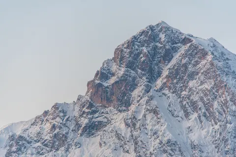 설산 봉우리 4K 배경화면 · mountains · 3840×2563