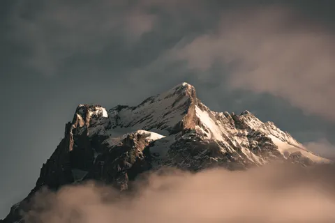 Verschneiter Berggipfel 4K Hintergrundbild · mountains · 3840×2560