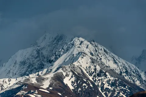 Verschneiter Berggipfel 4K Hintergrundbild · mountains · 3840×2563