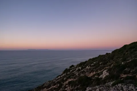 Fond d'écran Falaise sur l'océan 4K · ocean · 3840×2560