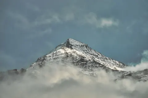 설산 봉우리 4K 배경화면 · mountains · 3840×2553