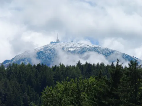 Verschneiter Berggipfel 4K Hintergrundbild · mountains · 3840×2883
