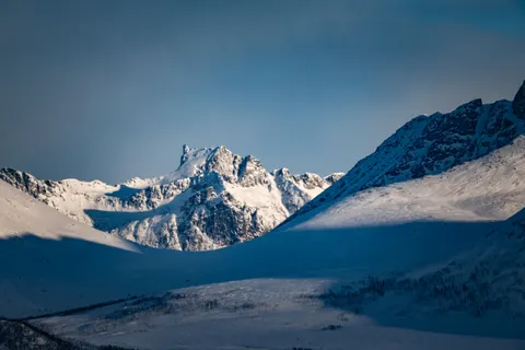 Verschneiter Berggipfel 4K Hintergrundbild · mountains · 3840×2560