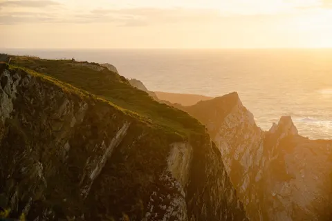 Fond d'écran Falaise sur l'océan 4K · ocean · 3840×2560
