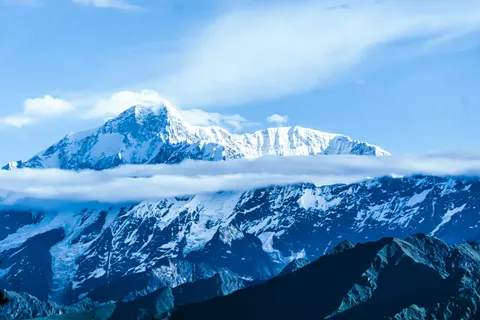 Verschneiter Berggipfel 4K Hintergrundbild · mountains · 3840×2560