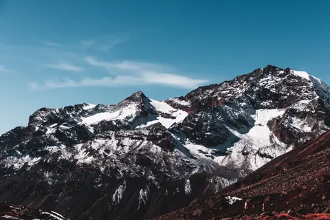Verschneiter Berggipfel 4K Hintergrundbild · mountains · 3840×2560