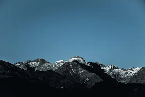Verschneiter Berggipfel 4K Hintergrundbild · mountains · 3840×2560