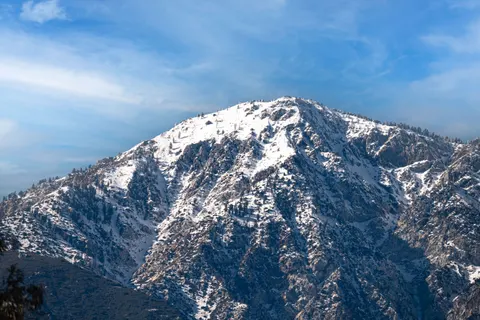 Fond d'écran Sommet enneigé 4K · mountains · 3840×2560