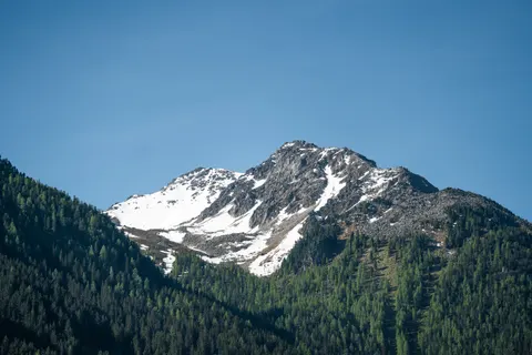 Verschneiter Berggipfel 4K Hintergrundbild · mountains · 3840×2560