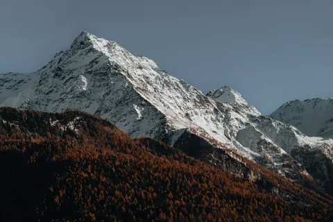 Verschneiter Berggipfel 4K Hintergrundbild · mountains · 3840×2560