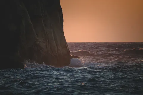 Hình nền Vách Đá Bên Đại Dương 4K · ocean · 3840×2560