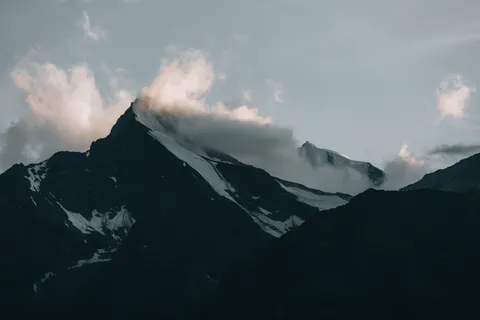 설산 봉우리 4K 배경화면 · mountains · 3840×2560