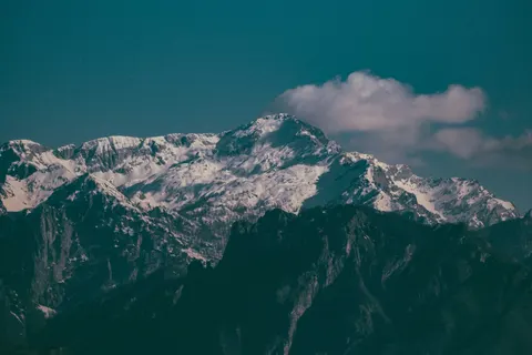 Verschneiter Berggipfel 4K Hintergrundbild · mountains · 3840×2560