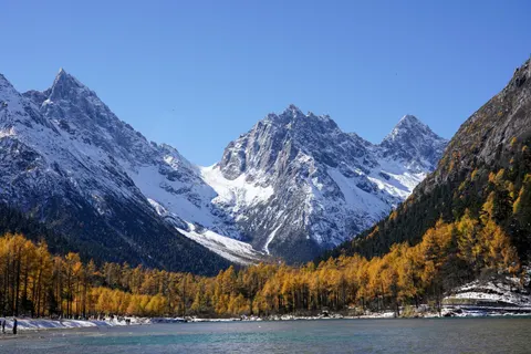雪山之巅 4K壁纸 · mountains · 3840×2560