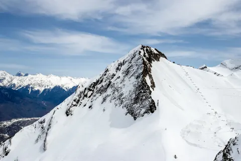 Verschneiter Berggipfel 4K Hintergrundbild · mountains · 3840×2560