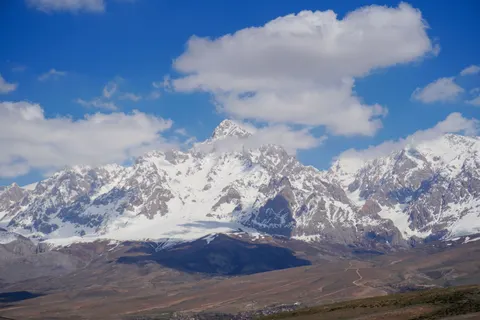Fond d'écran Sommet enneigé 4K · mountains · 3840×2560