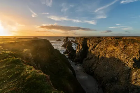 Ocean Cliff 4K Wallpaper · ocean · 3840×2561