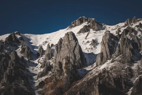 雪山之巅 4K壁纸 · mountains · 3840×2560