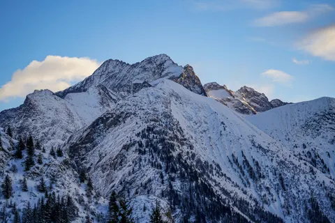 Verschneiter Berggipfel 4K Hintergrundbild · mountains · 3840×2559
