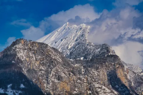 Verschneiter Berggipfel 4K Hintergrundbild · mountains · 3840×2561