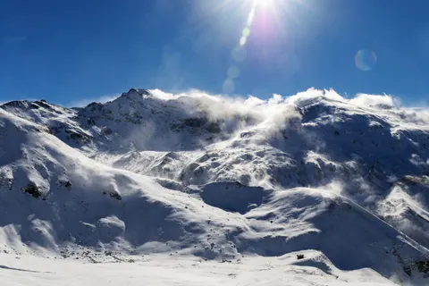 雪山之巅 4K壁纸 · mountains · 3840×2560