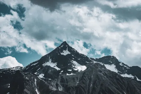 Verschneiter Berggipfel 4K Hintergrundbild · mountains · 3840×2560