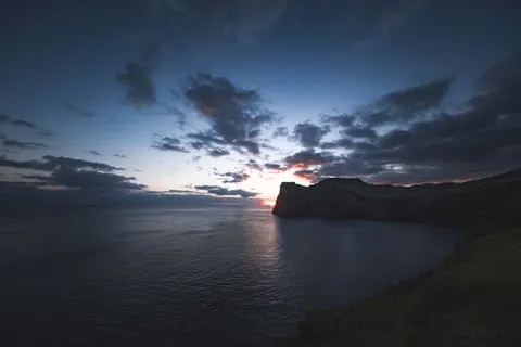 Fond d'écran Falaise sur l'océan 4K · ocean · 3840×2560