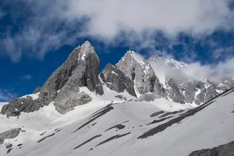 Verschneiter Berggipfel 4K Hintergrundbild · mountains · 3840×2560
