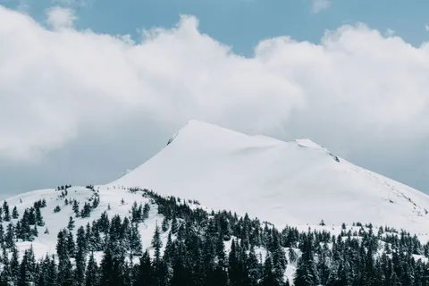 Fond d'écran Sommet enneigé 4K · mountains · 3840×2560
