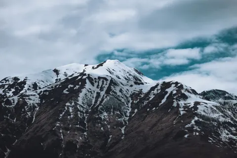 Verschneiter Berggipfel 4K Hintergrundbild · mountains · 3840×2560