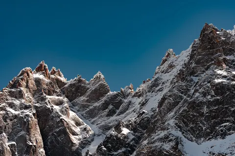 Verschneiter Berggipfel 4K Hintergrundbild · mountains · 3840×2560