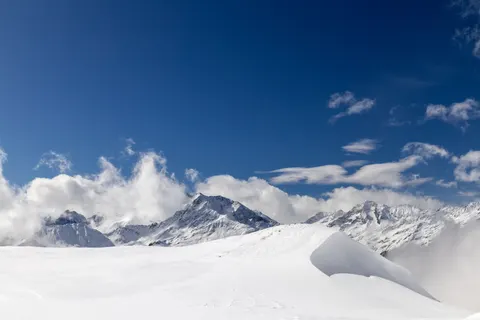 雪山之巅 4K壁纸 · mountains · 3840×2560