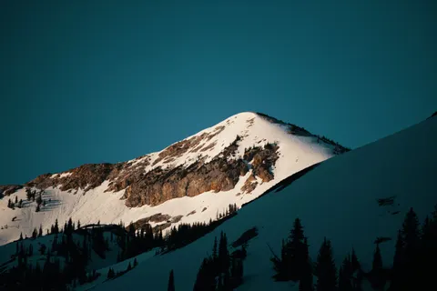 Verschneiter Berggipfel 4K Hintergrundbild · mountains · 3840×2560