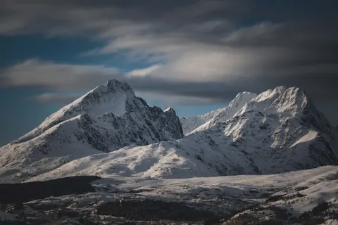Fond d'écran Sommet enneigé 4K · mountains · 3840×2560