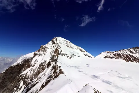 Snowy Mountain Peak 4K Wallpaper · mountains · 3840×2560