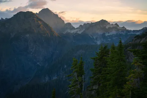 Fond d'écran Chaîne de montagnes 4K · mountains · 3840×2560