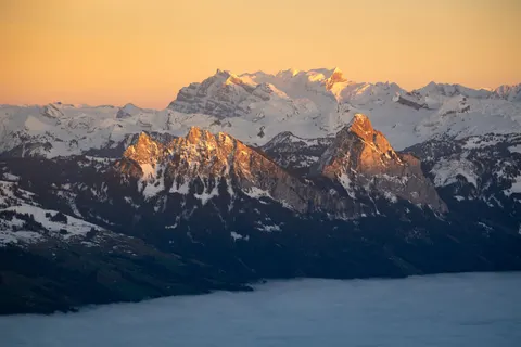 Fond d'écran Chaîne de montagnes 4K · mountains · 3840×2561