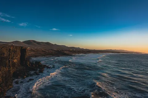 Fond d'écran Falaise sur l'océan 4K · ocean · 3840×2560
