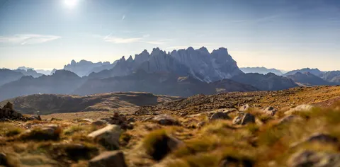 خلفية جبال الدولوميت بدقة 4K · mountains · 3840×1887