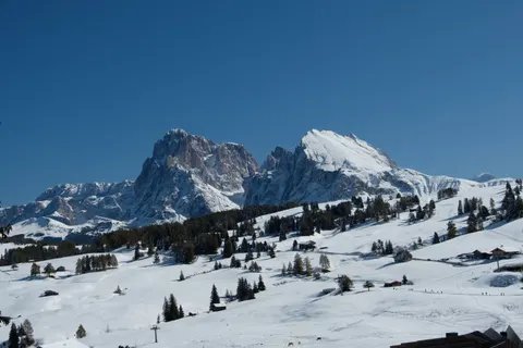 多洛米蒂山 4K壁纸 · mountains · 3840×2560