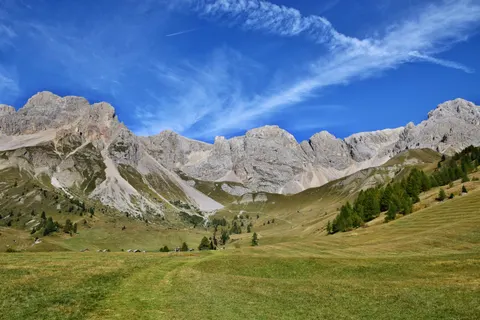 خلفية جبال الدولوميت بدقة 4K · mountains · 3840×2560