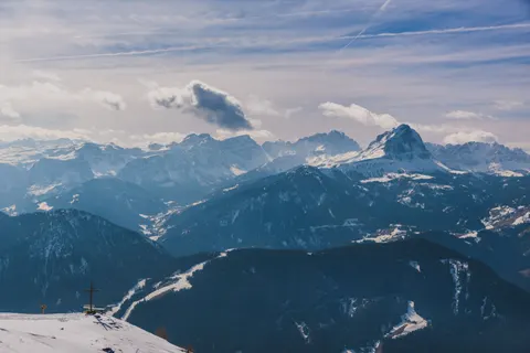 خلفية جبال الدولوميت بدقة 4K · mountains · 3840×2563
