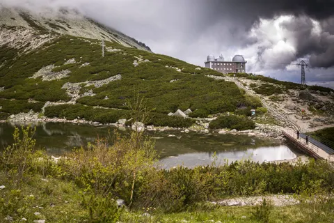 Bergsee 4K Hintergrundbild · mountains · 3840×2560
