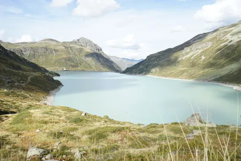 산속 호수 4K 배경화면 · mountains · 3840×2560