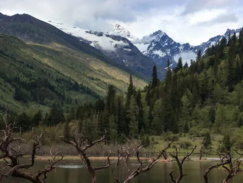Fond d'écran Lac de montagne 4K · mountains · 3840×2892
