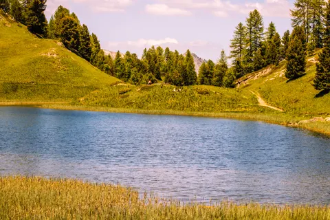 خلفية بحيرة جبلية بدقة 4K · mountains · 3840×2560