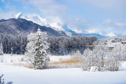 خلفية بحيرة جبلية بدقة 4K · mountains · 3840×2560