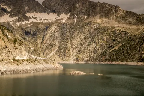 Mountain Lake 4K Wallpaper · mountains · 3840×2560